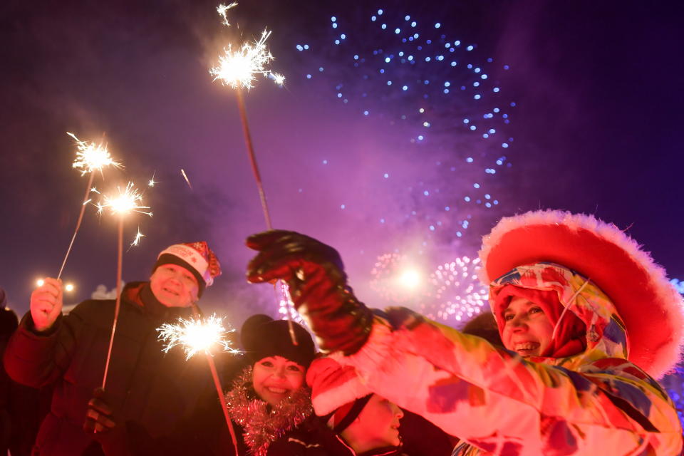 <p>People light sparklers during New Year celebrations in central Novosibirsk on December 31, 2017. (Photo: Kirill Kukhmar/Getty Images) </p>