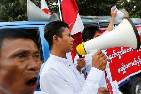 Locals protest against former U.N. Secretary-General Kofi Annan, who is visiting in his capacity as the Myanmar government-appointed Chairman of the Advisory Commission on Rakhine State, near Sittwe airport, Rakhine state, Myanmar December 2, 2016. REUTERS/Soe Zeya Tun