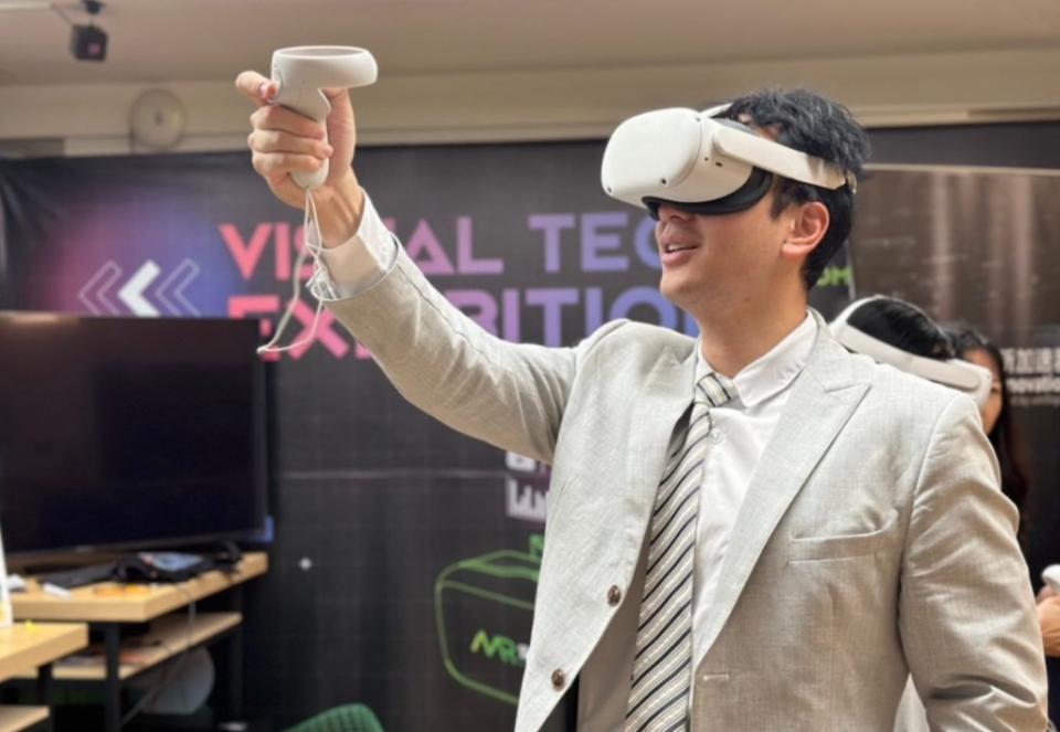 參與成員體驗安東青創基地進駐團隊「方舟智慧」VR 產品服務。（圖記者黃桂芬攝）