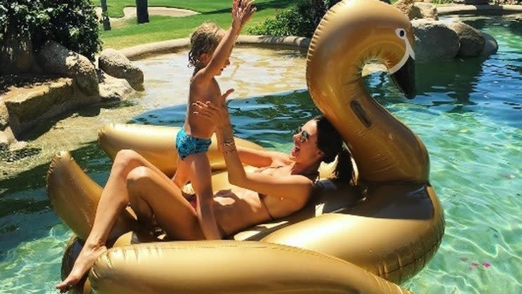 El furor por los flotadores y colchonetas XXL queda patente en imágenes como ésta en la que Alessandra Ambrosio juega con su hijo encima de un cisne dorado. Pero recuerda: la diversión no está reñida con la precaución. (Foto: Instagram)