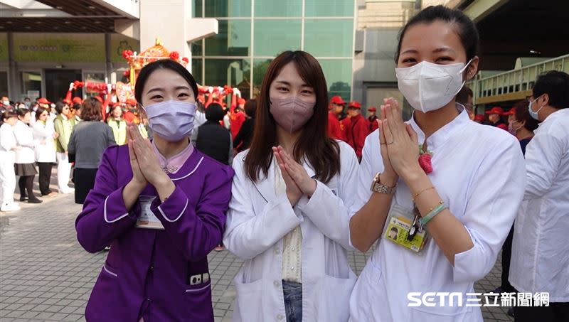 （上圖）3名醫護人員、營養師告訴記者，經過媽祖鑾轎時莫名的覺得很感動甚至起雞皮疙瘩，很感謝祂專程來庇佑、賜福；（下圖）這名阿嬤向媽祖祈求可以庇佑自己和全家身體健康，她說，自己在「稜轎腳」當下莫名地想掉淚。（圖／記者張雅筑攝）