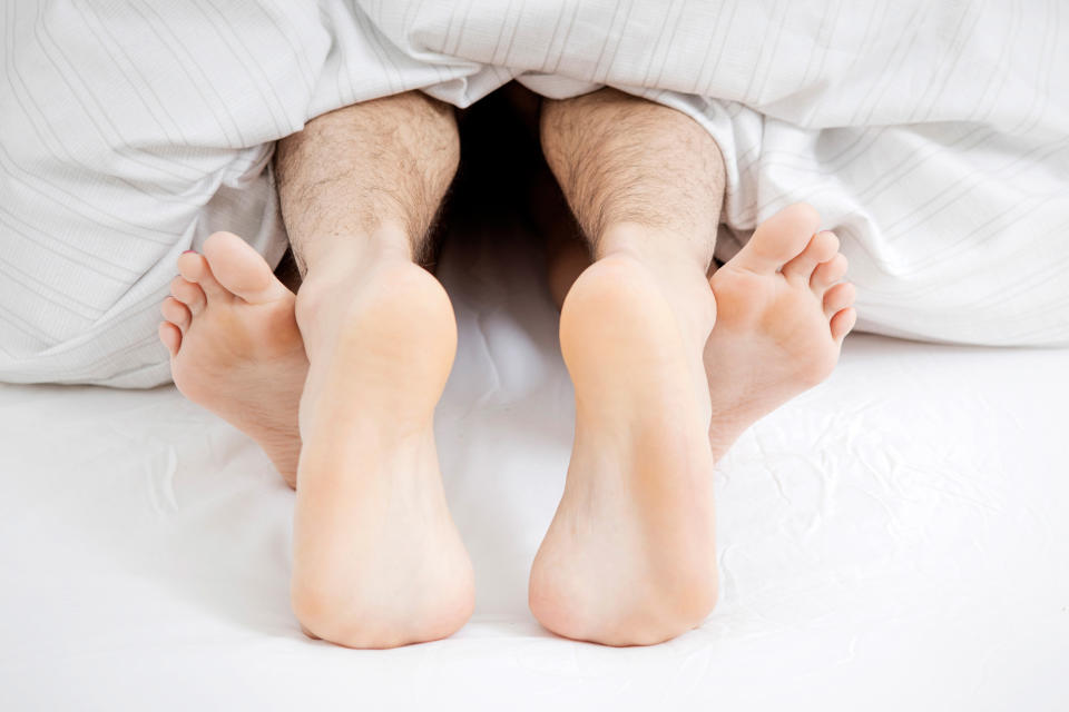 Perfektionismus im Bett erzeugt unnötigen Druck. Da können Männer selbst bei so simplen Fragen wie „Lass' ich die Socken an?“ oder „Mach' ich das Licht aus“ ins Wanken geraten. Aus der schönsten Sache der Welt wird dann eine sperrige Kopfsache. Am besten einfach nicht zu viel nachdenken und auf die Intuition vertrauen. (Bild-Copyright: Westend61/Getty Images)