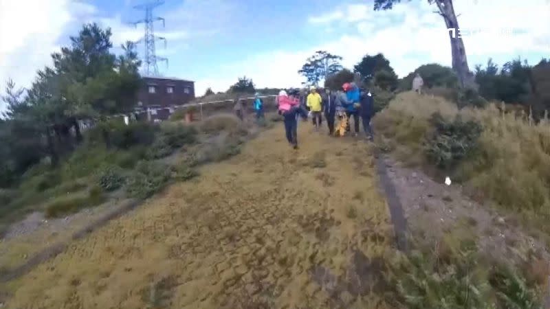 婦人在登山步道不慎骨折，黑鷹直升機到場救援。