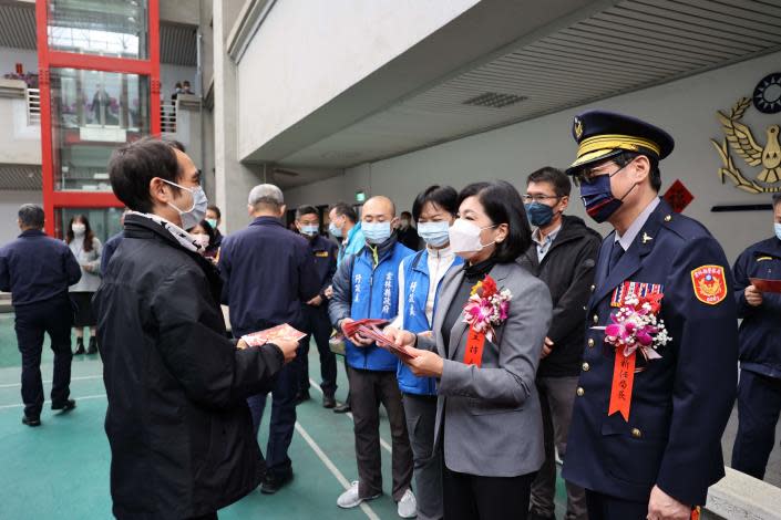 張麗善縣長發兔年福袋　祝福鄉親「鴻兔似錦」