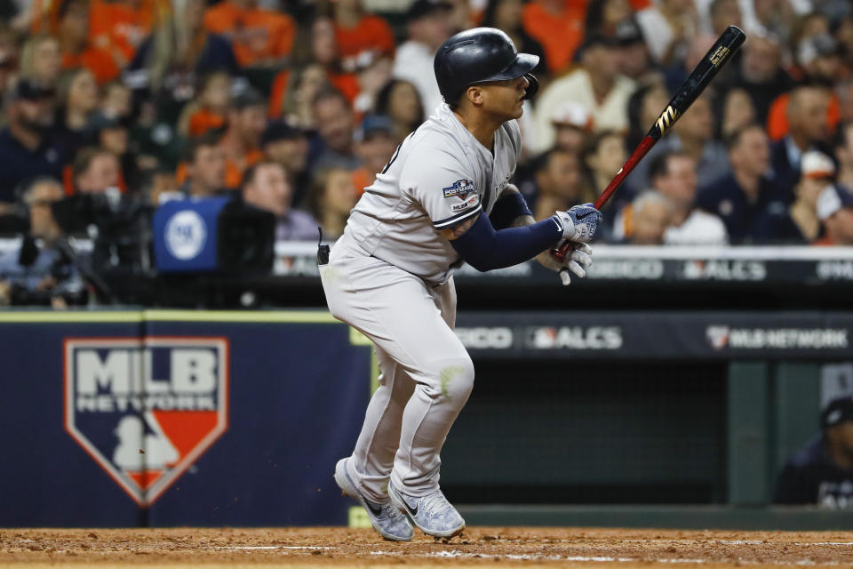 El venezolano Gleyber Torres conecta un doblete productor por los Yanquis de Nueva York ante los Astros de Houston, el sábado 12 de octubre de 2019, en el primer juego de la Serie de Campeonato de la Liga Americana (AP Foto/Matt Slocum)