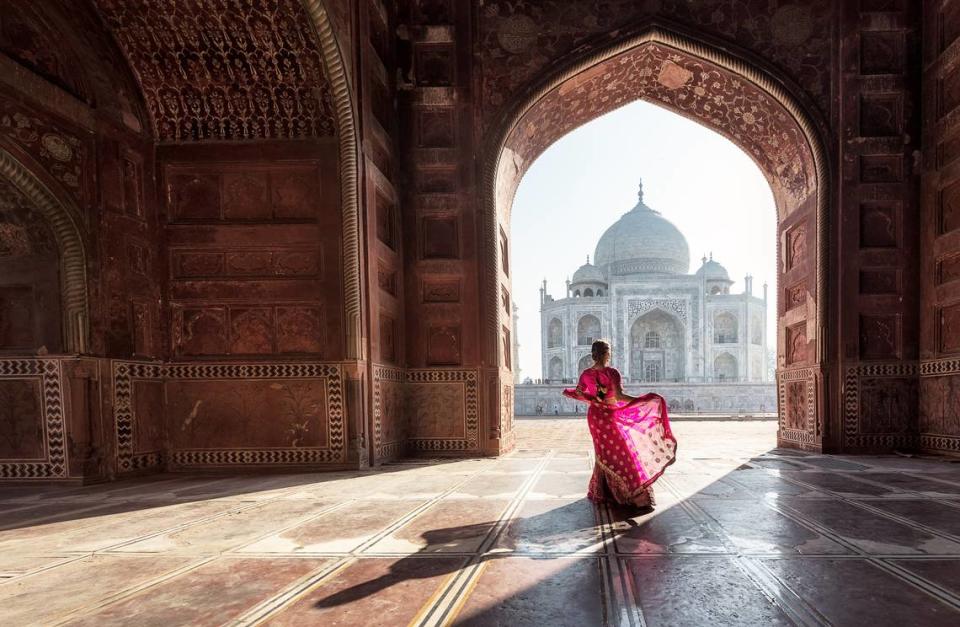 El Taj Mahal, en Agra, India es considerado como una ofrenda de amor del emperador mogol Shah Jahan a su esposa favorita, Mumtaz Mahal, de donde proviene el nombre a este majestuosos edificio. Foto Civitatis/EFE