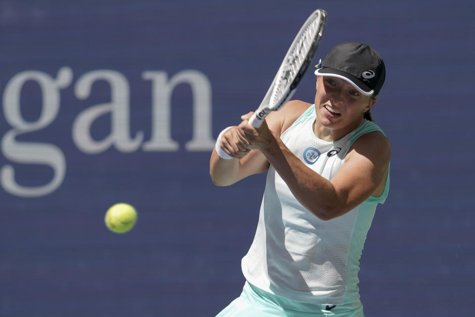 Iga Swiatek devuelve ante Sloane Stephens durante la segunda ronda del US Open, el jueves 1 de septiembre de 2022, en Nueva York. (AP Foto/Mary Altaffer)