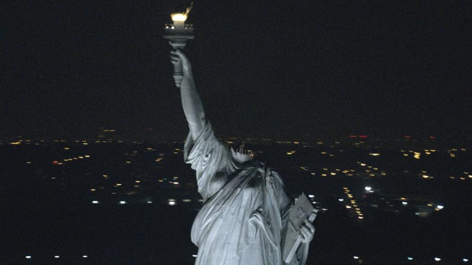 In "Cloverfield " muss die Freiheitsstatue früh dran glauben. Verantwortlich für die Barbarei ist ... (Bild: Paramount Pictures)