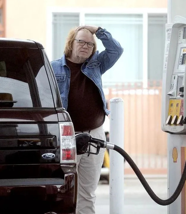 David Caruso capturado por una cámara en una estación de servicio