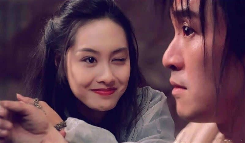 周星馳1991年拍攝《逃學威龍2》和朱茵擦出愛火，女方符合星爺夢中情人的一切條件。（圖／翻攝自微博）