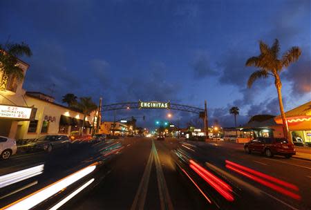 Traffic flows along Coast Highway 101 through San Diego's North County beach town of Encinitas, California March 31, 2014. REUTERS/Mike Blake