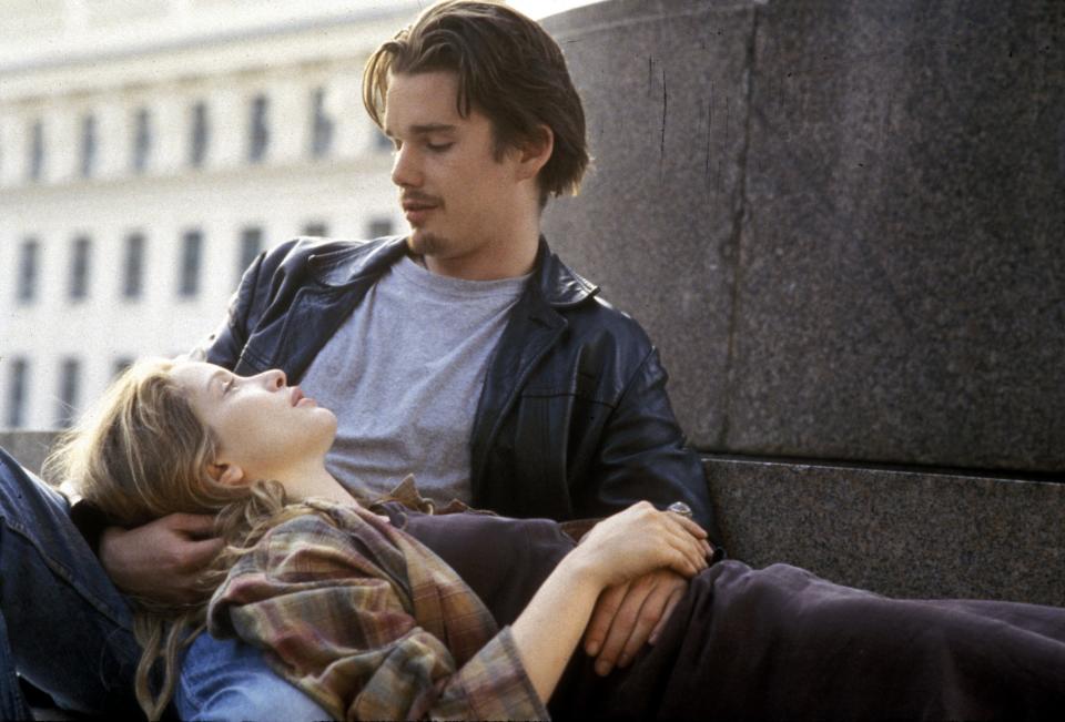 <p>Statt selbst auf ein Date zu gehen, könnte man einfach ‘Before Sunrise’ gucken. Der Film handelt von Jesse (Ethan Hawke) und Céline (Julie Delpy), die eine Nacht miteinander verbringen. Keine Sex-Nacht, sondern eine Date-Nacht. Sie reden, reden und reden. Mehr braucht es nicht, um aus diesem Film ein absolutes Topwerk zu machen. (Foto: ddp) </p>