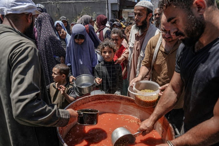 Una cocina pública reparte comida entre la población el 13 de mayo de 2024 en Deir el Balah, en el centro de la Franja de Gaza (-)