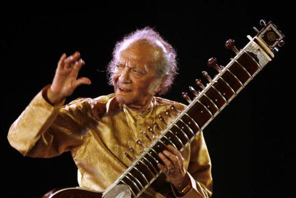 Indian sitar player Ravi Shankar performs in the eastern Indian city of Kolkata February 7, 2009. REUTERS/Jayanta Shaw (INDIA)