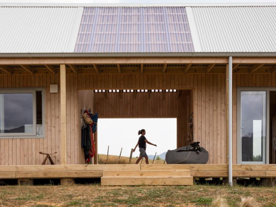 La casa cuenta con una sala al aire libre que conecta el lado oeste y el este de la vivienda. Un tragaluz en el techo permite también la entrada de luz. (Foto: <a href="http://www.makearchitects.co.nz/residential-link#/karangahake-house-1/" rel="nofollow noopener" target="_blank" data-ylk="slk:Make Architects;elm:context_link;itc:0;sec:content-canvas" class="link ">Make Architects</a>).