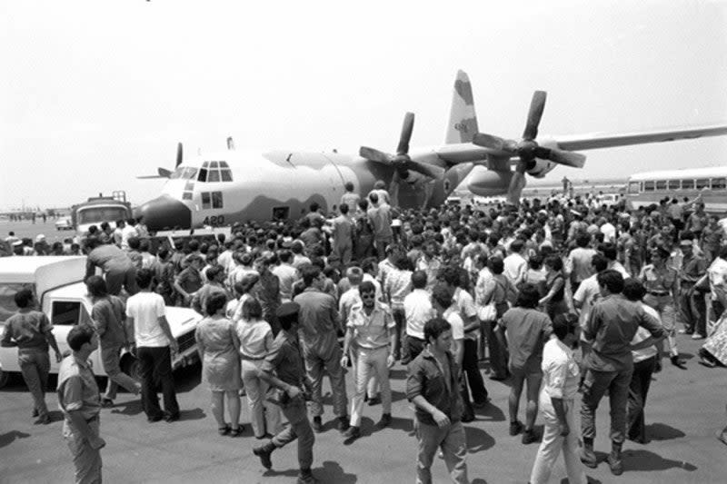 Israeli Prime Minister Yitzhak Rabin and Minister of Defense Shimon Peres welcome the hostages from the Air France flight that was hijacked to Entebbe in Uganda before being released by the Israel Defense Forces in Operation Thunder Ball. <em>IDF</em>