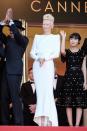 <p>Ganz in Weiß: Damit sah Tilda Swinton klassisch und wie immer ein wenig futuristisch aus. Glitzer und Klimbim sind einfach nicht ihr Ding. (Bild: Intertopics/ddp Images) </p>