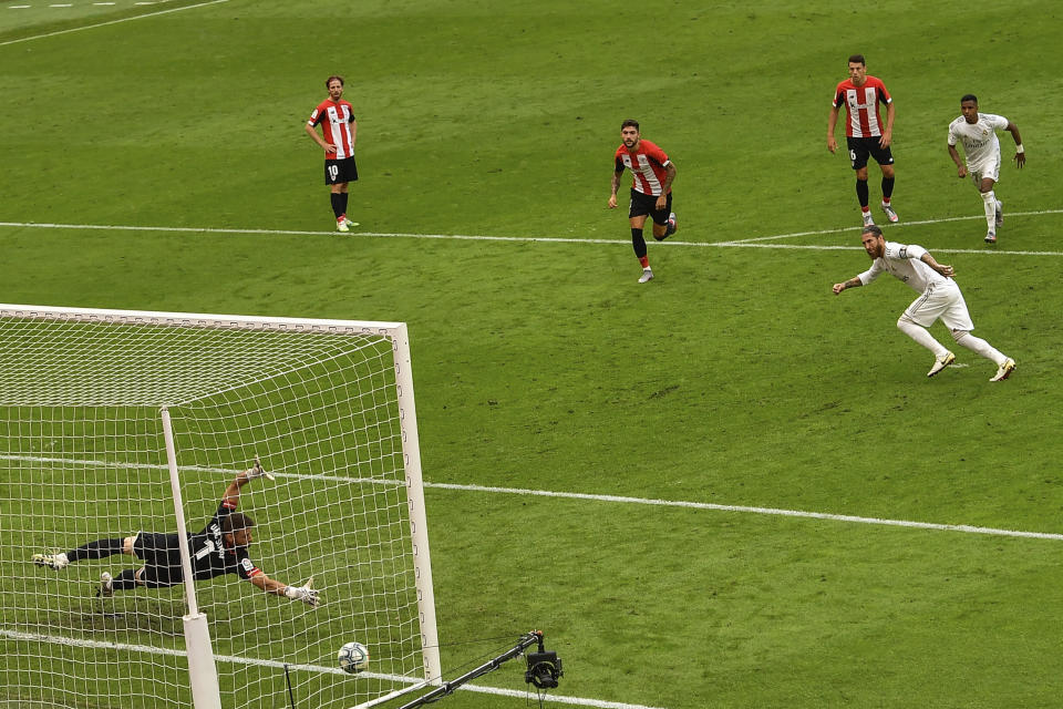 Sergio Ramos del Real Madrid anota de penal el gol para la victoria 1-0 ante el Athletic Bilbao en la Liga de España en Bilbao, el domingo 5 de julio de 2020. (AP Foto/Alvaro Barrientos)