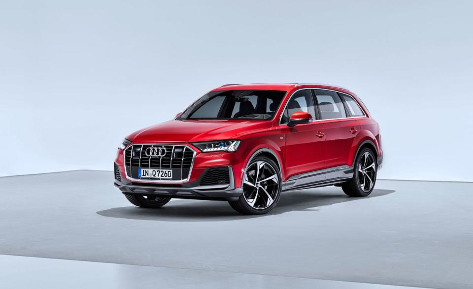 View Photos of the 2020 Audi Q7