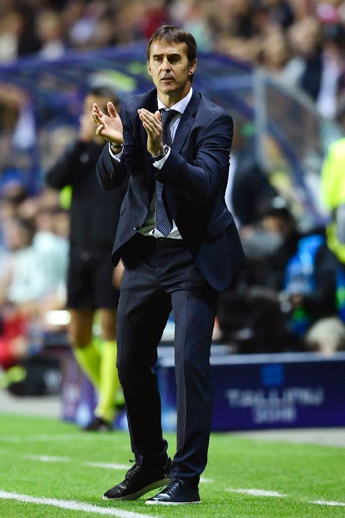 Julen Lopetegui apaludiendo a los suyos durante el partido de la Supercopa en Tallín (Foto: AFP/JAVIER SORIANO)