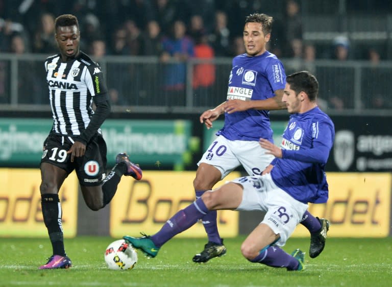 Angers' forward Nicolas Pepe (L) vies for the ball with Toulouse's Argentinian midfielder Oscar Trejo (C) and Toulouse's French defender Clement Michelin during the French L1 football match between Angers (SCO) and Toulouse (TFC) on October 22, 2016