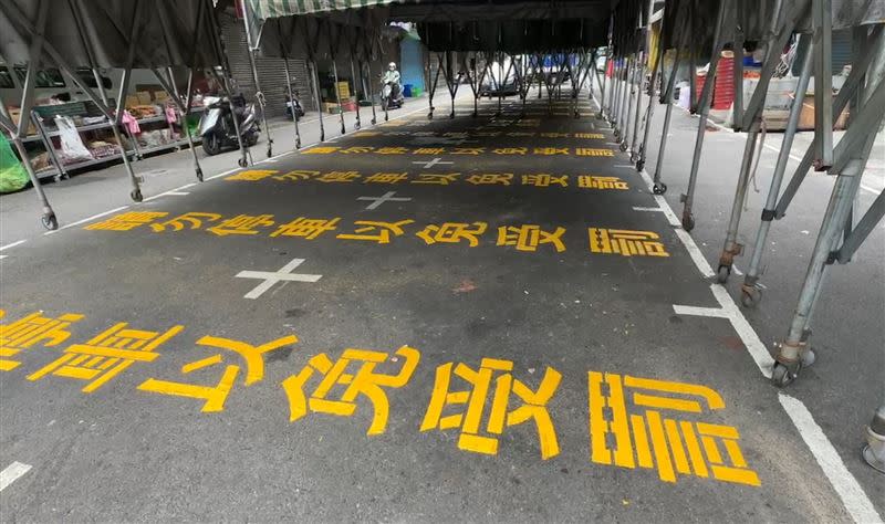 竹東市場地面上劃下「請勿停車以免受罰」，引發居民熱議。（圖／翻攝畫面）