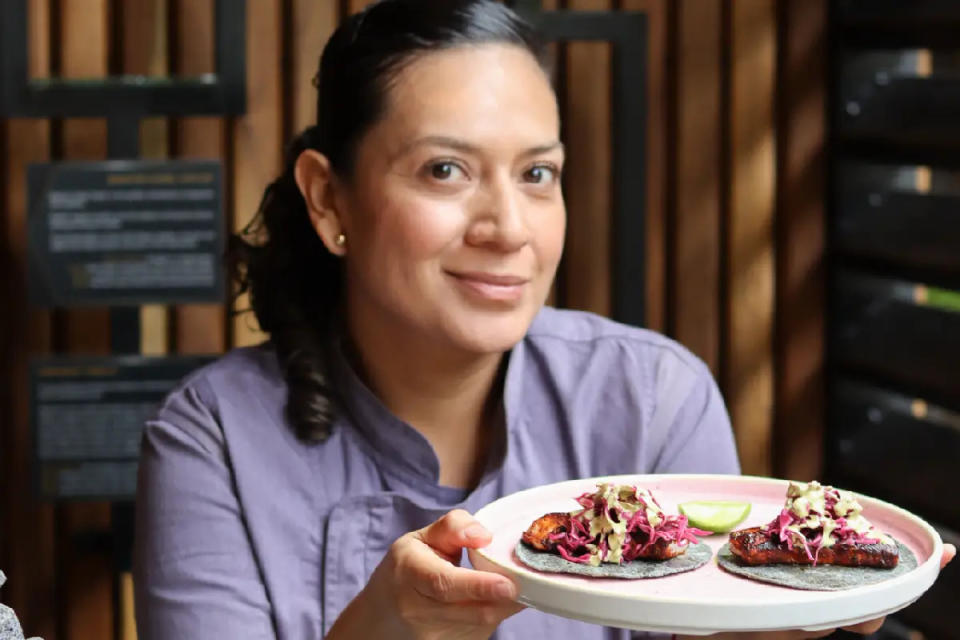 La Chef Alejandra Sánchez en este abril -en unas cuantas semanas- cumplirá su octavo año trabajando en los restaurantes de la cadena hotelera. 