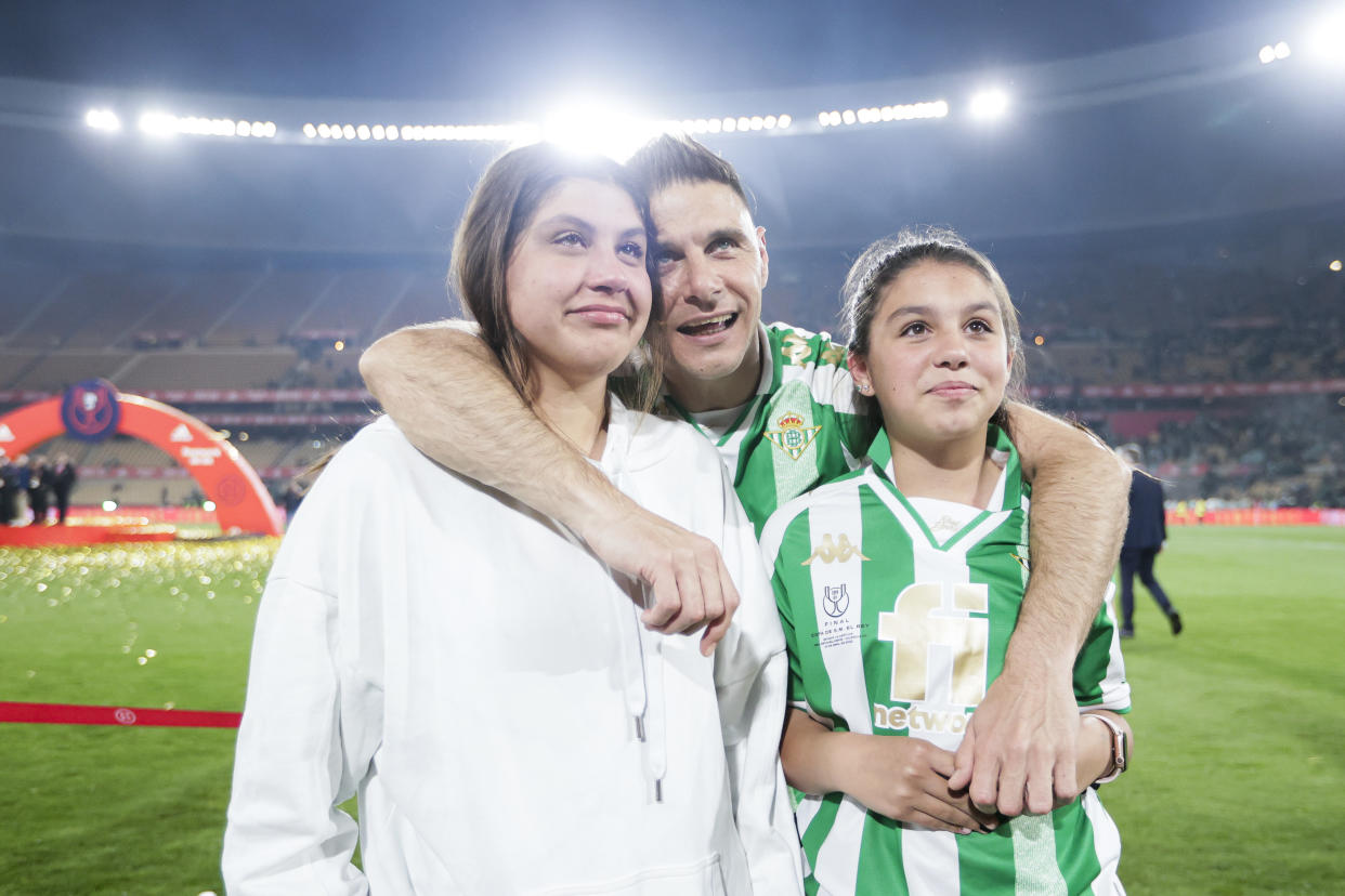 Joaquín Sánchez con sus hijas durante el partido de la Copa del Rey entre el Real Betis Sevilla y Valencia en el Estadio la Cartuja el 23 de abril de 2022 en Sevilla (Foto de David S. Bustamante/Soccrates /Imágenes falsas)