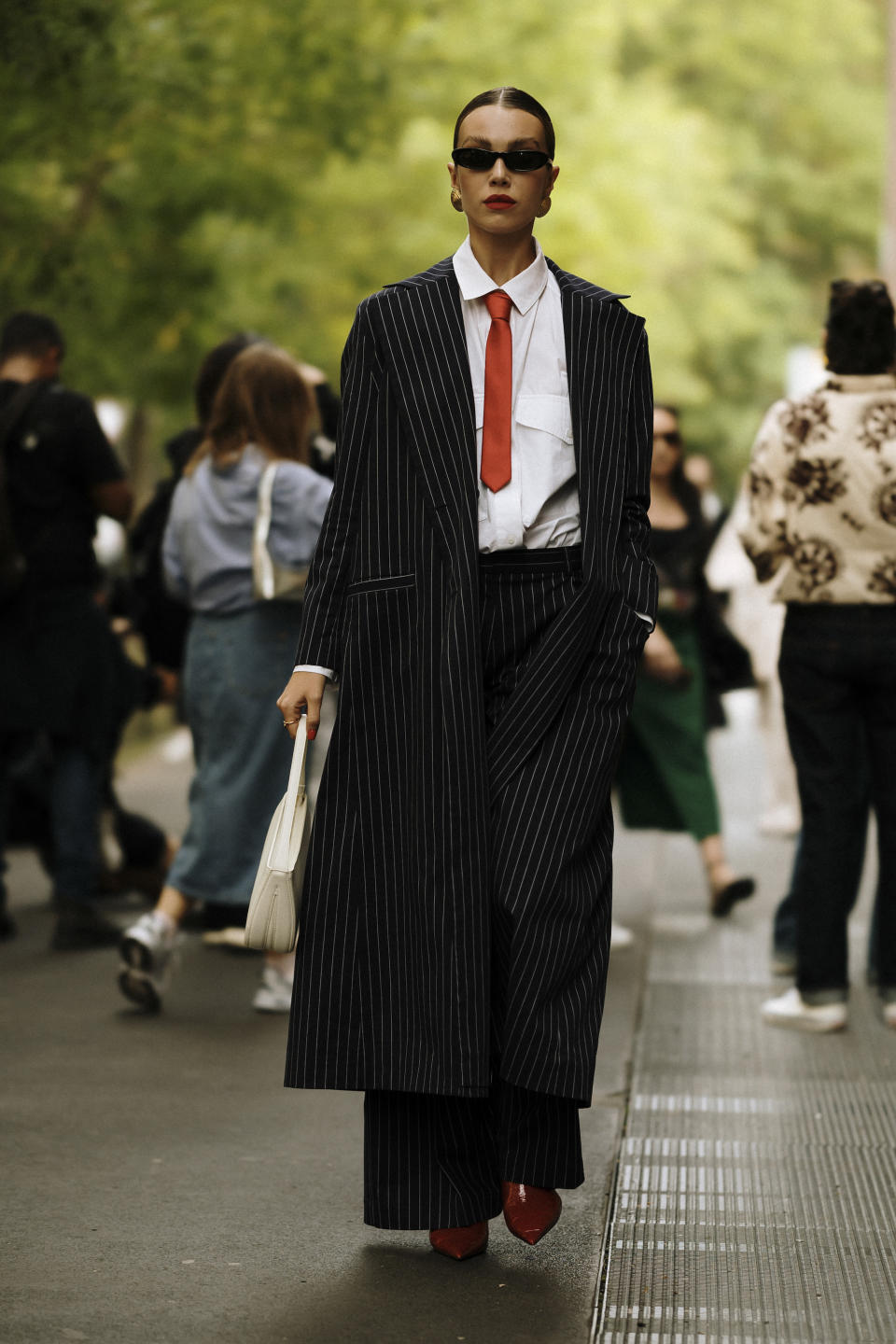 Des bottes rouges avec une chemise blanche et une cravate rouge