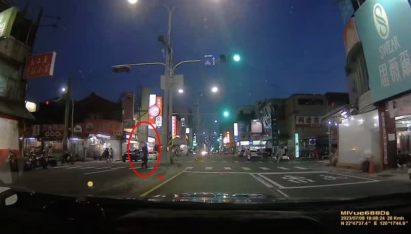 駕駛見到行人紅燈穿越馬路，趕緊煞停。（圖／我是岡山人（北高雄）粉專）