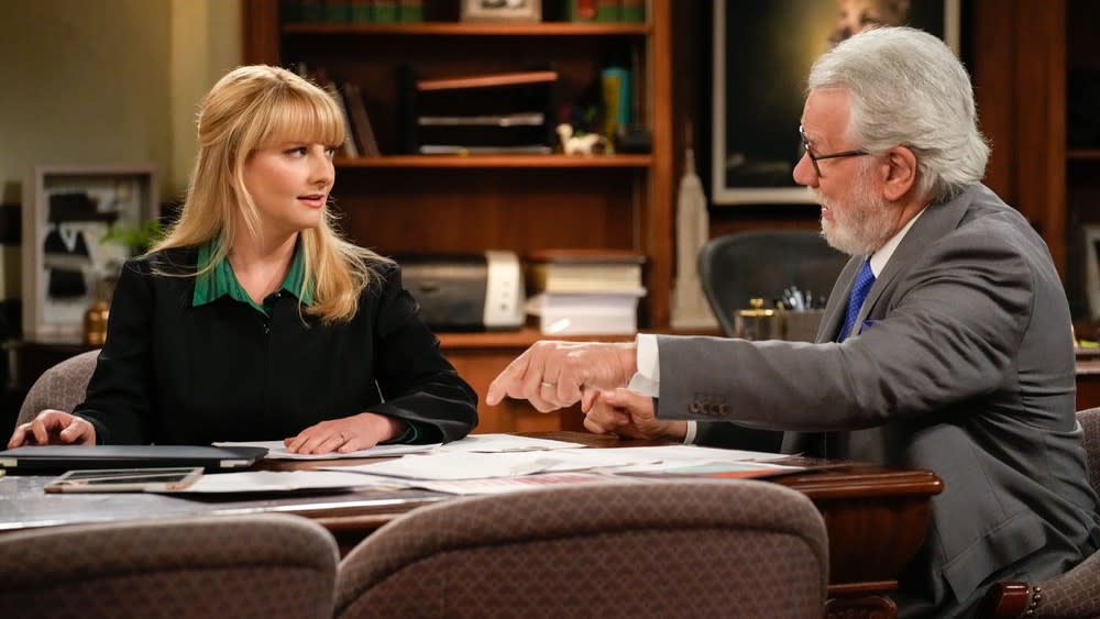  Melissa Rauch and John Larroquette in Night Court. 