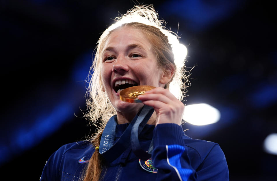 Sarah Hildebrandt dari AS dengan medali emasnya selama upacara untuk Gulat Gaya Bebas Wanita 50 kg di Arena Champ-de-Mars pada hari kedua belas Olimpiade Paris 2024 di Prancis. Tanggal foto: Rabu 7 Agustus 2024. (Foto oleh John Walton/PA Images via Getty Images)