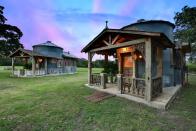 Antes de tener este aspecto, estas cabañas eran antiguos silos para almacenar grano que se han convertido en unos pintorescos alojamientos rurales. (Foto: <a href="http://www.vrbo.com/7838165ha?CID=a_cj_7292161&CJEVENT=16c9c07f0c7011ea826d00750a18050c&k_clickid=16c9c07f0c7011ea826d00750a18050c&utm_campaign=Skimlinks_7292161&utm_content=10859114_58287X1374663Xf0065cbe355d3ca0d67f7cab0eac531c&utm_medium=partner&utm_source=aff_cj" rel="nofollow noopener" target="_blank" data-ylk="slk:Vrbo;elm:context_link;itc:0;sec:content-canvas" class="link ">Vrbo</a>).