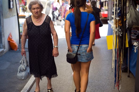 Italy. Tuscany. Colle di val d'Elsa. The weekly market. Old woman and young woman,girl.