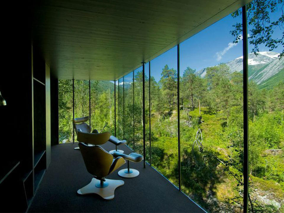 Das norwegische Hotel The Juvet Landscape Hotel diente für "Ex Machina" als Kulisse. In dem Film verschanzt sich der junge Programmierer 'Nathan' in einer abgelegenen Villa, um Forschungen über künstliche Intelligenz zu betreiben. (Bild-Copyright: MCT/TNS/ddp Images)