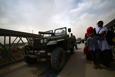 Displaced people who fled their homes walk on a bridge on the outskirts of Shirqat, Iraq, September 20, 2017. Picture taken September 20, 2017. REUTERS/Stringer NO RESALES. NO ARCHIVES