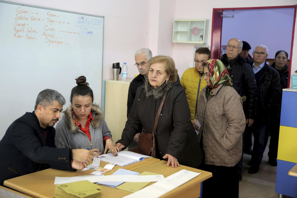 Voters wait casts they ballot at a polling station during the local elections in Istanbul, Sunday, March 31, 2019. Turkish citizens have begun casting votes in municipal elections for mayors, local assembly representatives and neighborhood or village administrators that are seen as a barometer of Erdogan's popularity amid a sharp economic downturn. (AP Photo)