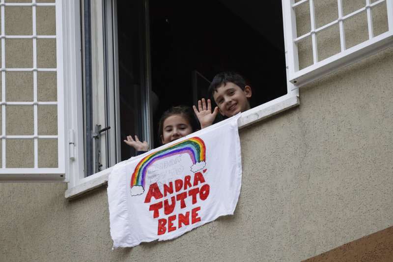 義大利疫情肆虐，羅馬兩位小朋友在陽台掛出「一切都會好轉」的加油標語。（美聯社）