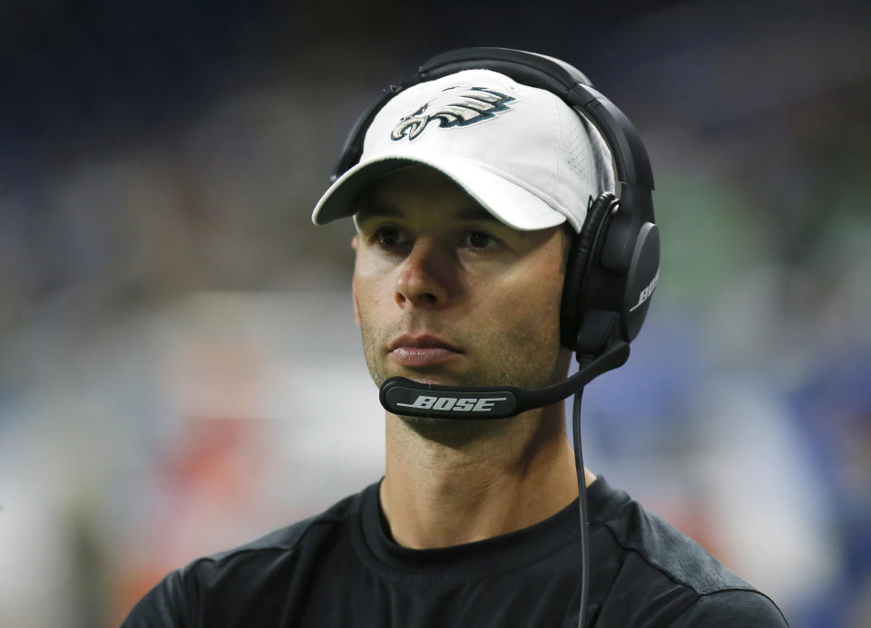 Le coordinateur défensif Jonathan Gannon lors de la seconde mi-temps d'un match de football de la NFL contre les Lions de Detroit, dimanche 31 octobre 2021, à Detroit.  (AP Photo/Duane Burleson)