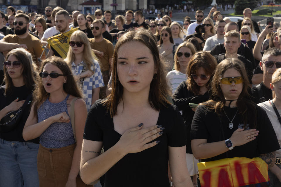 Ucranianos cantan el himno nacional en una manifestación para exigir la liberación de los prisioneros de guerra ucranianos que se encuentran cautivos en Rusia, en la Plaza de la Independencia en Kiev, Ucrania, el domingo 28 de julio de 2024. (Foto AP/Efrem Lukatsky)
