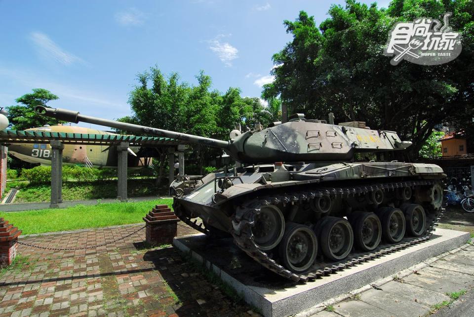 「軍史公園」將國防與觀光做結合，宛若武器大展，呈現的也是國軍近代的軍事史。
