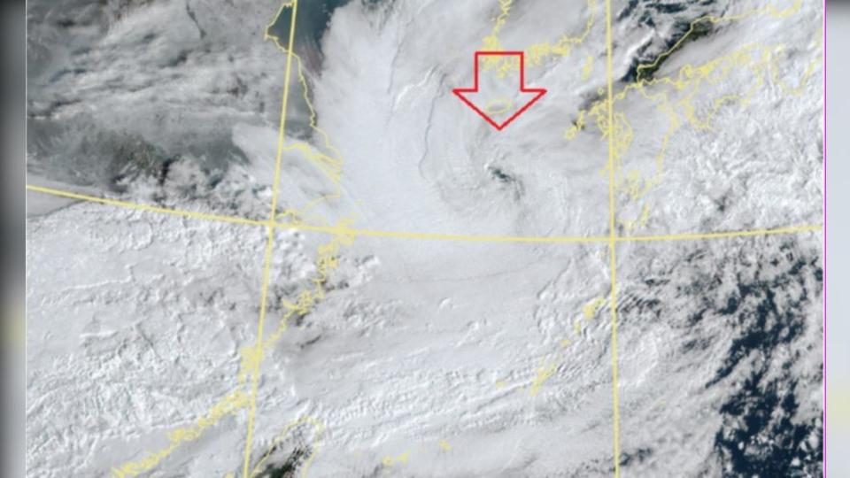 今日上午7時50分出現低雲的「低氣壓雲系」。（圖／翻攝鄭明典臉書）