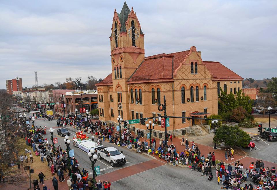 Santa Claus waves to people at the end of the City of Anderson Christmas Parade in downtown in 2021.
(Photo: Ken Ruinard / staff)