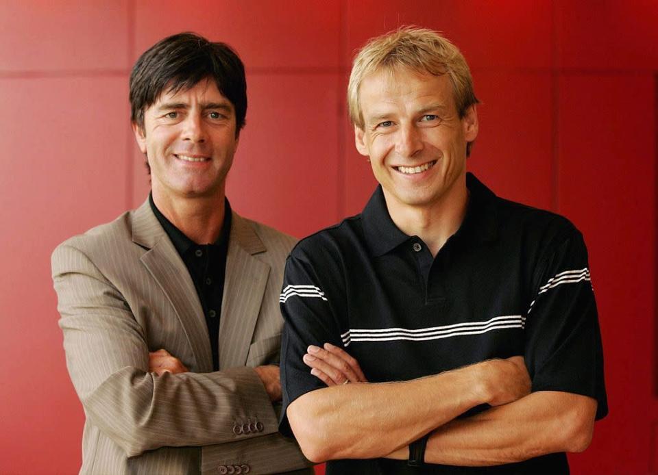 Das Dream Team! 2004 stellt Joachim Löw an der Seite von Bundestrainer Jürgen Klinsmann als Co-Trainer die Weichen für seine künftige Karriere. Die beiden werden die Fußballplätze dieser Welt nicht nur mit ihrer Taktik, sondern auch mit einem unschlagbaren Fashion-Gespür aufmischen.