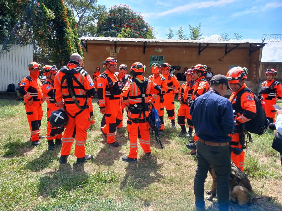 Equipos terrestres, aéreos y acuáticos están buscando a Nancy Ng, de 29 años, una mujer de Monterey Park que desapareció el 19 de octubre de 2023 durante un retiro de yoga en el lago Atitlán, Guatemala.  (Helicópteros Lobo Negro)