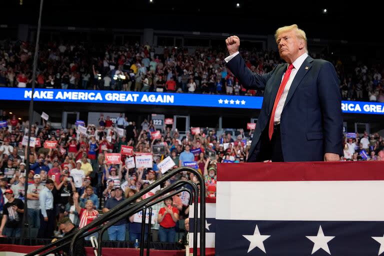 El candidato presidencial republicano Donald Trump saluda a los espectadores después de dar un discurso en un acto de campaña el sábado 20 de julio de 2024, en Grand Rapids, Michigan. (AP Foto/Evan Vucci)
