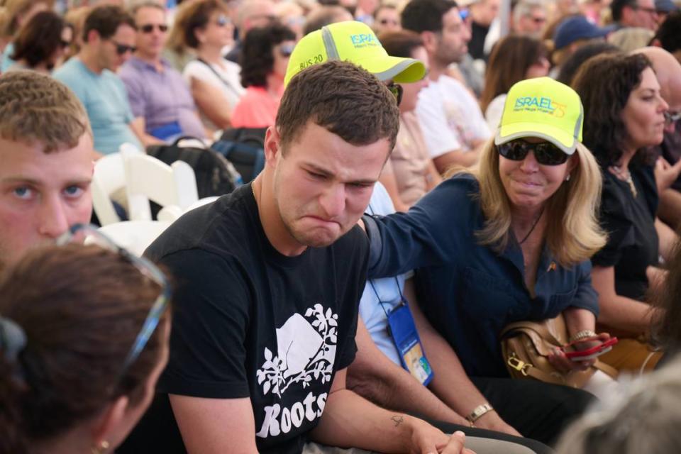 Un soldado israelí de Miami, Jonah Kafka, se emociona durante la ceremonia de clausura de la Mega Misión de Miami a Israel. Su abuelo, Herbie Karliner, fue un pilar de la comunidad de sobrevivientes del Holocausto de Miami.