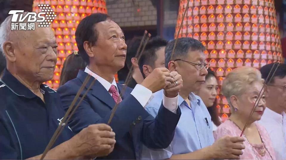總統參選人郭台銘（左二）。（圖／TVBS）