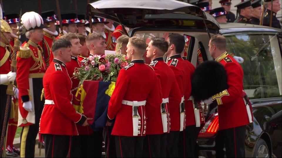 Le cercueil de la reine Elizabeth II placé dans le corbillard, le 19 septembre 2022 - BFMTV