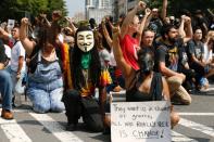 <p>Marchers rally outside Bank of America stadium during an NFL game to protest the police shooting of Keith Scott in Charlotte, North Carolina, U.S. September 25, 2016. REUTERS/Jason Miczek </p>